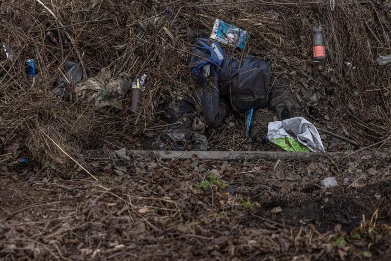 Hallan nueva fosa común con civiles muertos en la región de Kiev tras el repliegue ruso