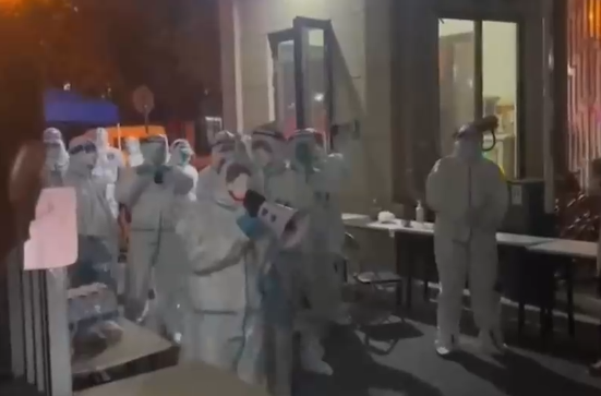 Caos en Shanghai por estrictas medidas de confinamiento tras aumento de casos por COVID-19