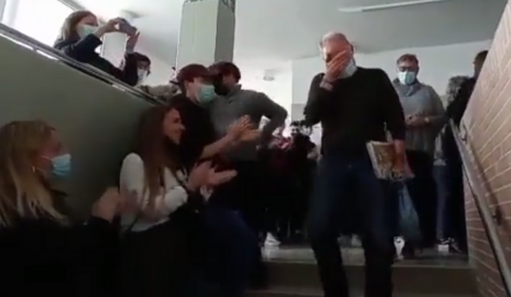 Hasta las lágrimas: La emotiva (y ovacionada) despedida de alumnos a un profesor al jubilarse