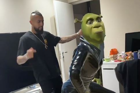 Siguiendo los pasos del capitán: Vidal también se lució con los prohibidos en TikTok