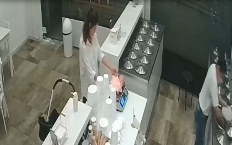 Insólito: Aprovechó distracción en heladería para pesar a su guagua en la balanza de la tienda