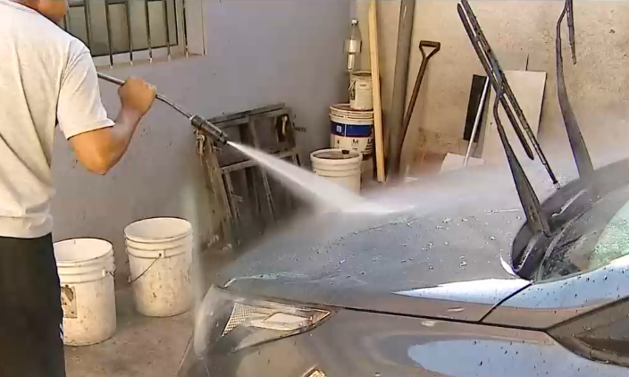 Tras la crisis hídrica: El incierto futuro de los lavados de autos