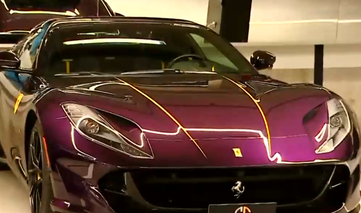 Con un pijama especial: El lujoso primer hotel para autos de lujo en Chile