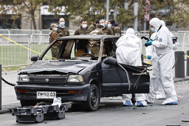 Auto se incendió y explotó frente a La Moneda: Conductor está grave e investigan intencionalidad