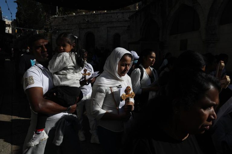 Más de 150 palestinos y tres policías israelíes heridos marcan celebración del Viernes Santo en Jerusalén