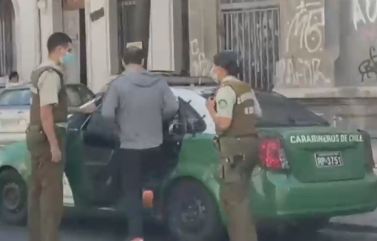 Detienen a sujetos que ingresaron a edificio en Santiago mediante escalamiento: Fueron sorprendidos por vecinos