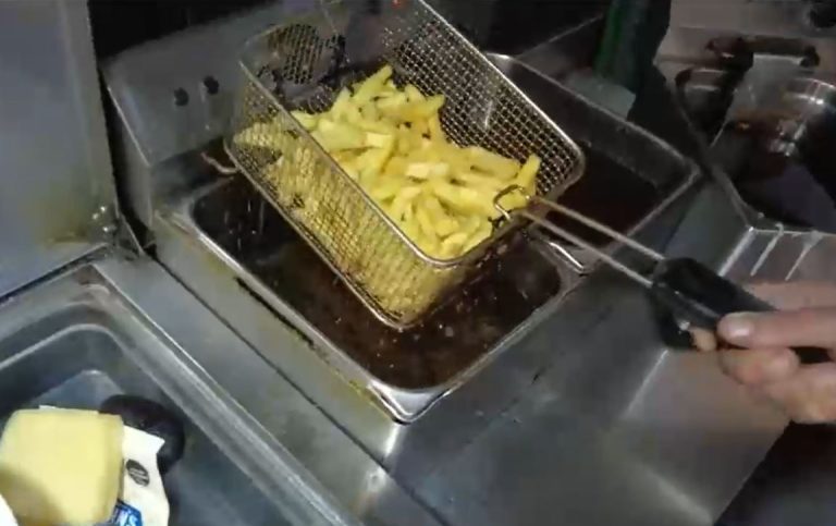 ¿Cuántas veces puedo reutilizar el aceite? Estos son los peligros de hacerlo en exceso