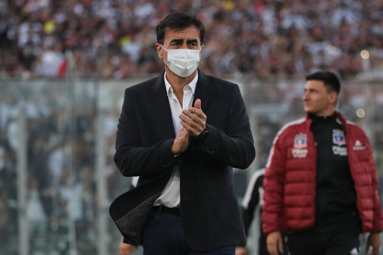 Gustavo Quinteros vuelve a quejarse y acusa “cosas raras” en programación del clásico contra la UC