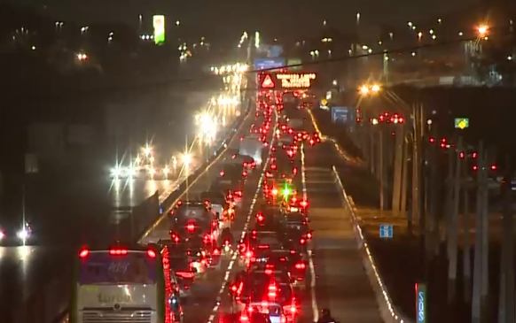 Esperas de hasta 12 horas: ¿Cómo erradicar los tacos de las autopistas?