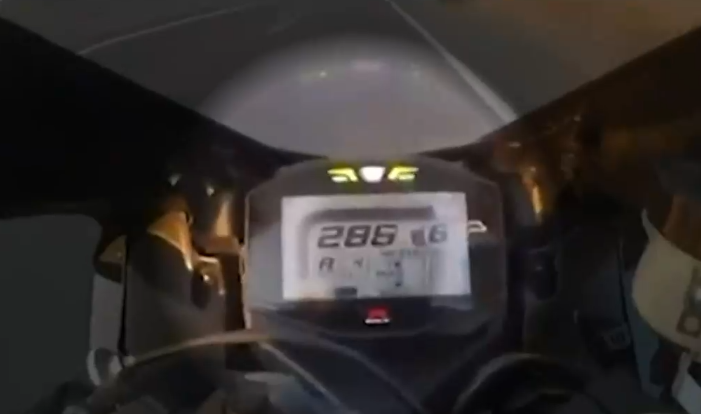 Motociclista se grabó manejando a 286 km/h en autopista de la RM