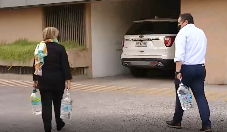 Vecinos llevan casi una semana sin agua por error en reparación: Se abastecen con botellas plásticas