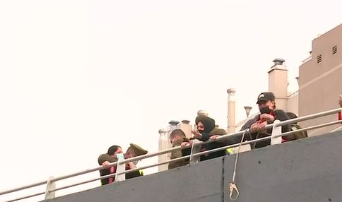 Manifestantes se intentaron colgar de pasarela en Las Condes exigiendo soluciones habitacionales