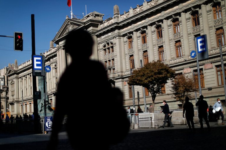 Chile destaca entre los países más infelices del mundo: Sólo el 7% dijo sentirse muy feliz