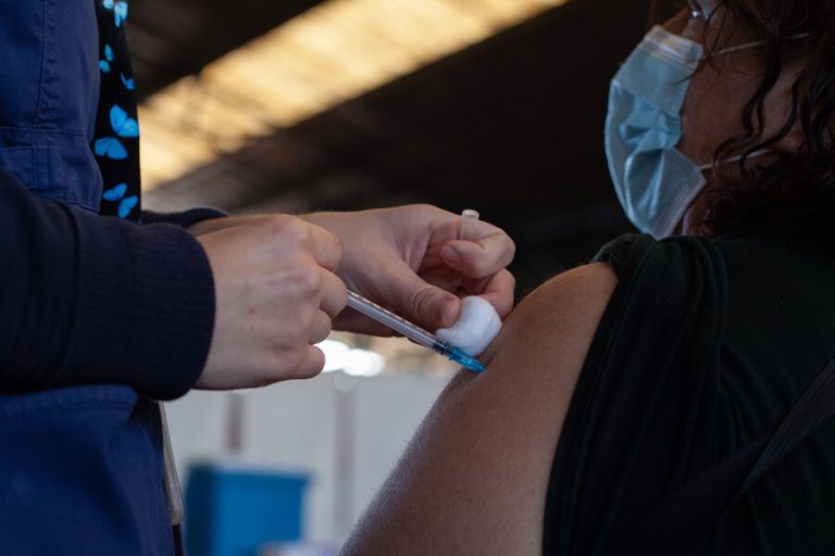 Seguras y sin dificultad: Minsal despeja dudas sobre la vacuna Moderna como dosis de refuerzo