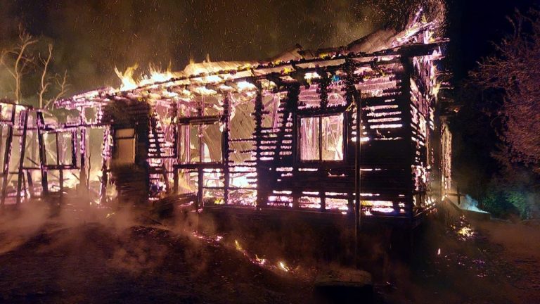 Queman casa patronal en Tirúa: Gobierno anuncia querella contra los responsables