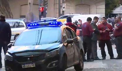 Huyó a los disparos por Palermo: Hombre golpeó a policía con barra de hierro y le sacó el arma