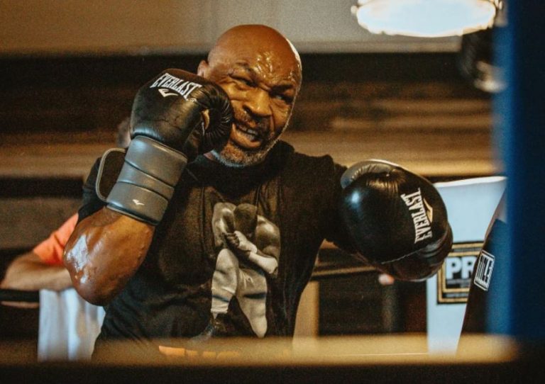 Vuelo de furia: Fan le colmó la paciencia a Mike Tyson y lo golpeó hasta dejarlo sangrando