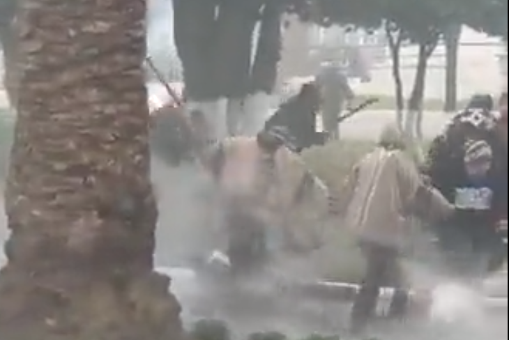 Enfrentamientos en Lebu: Carabinero es golpeado con chuecas por grupo de comuneros