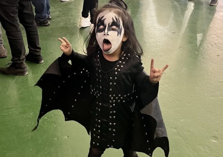 Niña chilena emocionó a Gene Simmons tras viralizado cosplay en concierto de Kiss
