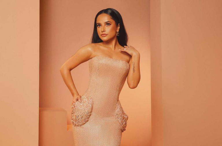 Becky G vivió incómodo momento luego de que hombre le pidiera una foto: Sacó su mano