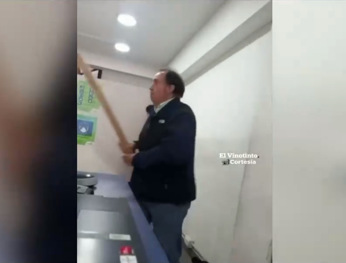 Con palo en mano: Captan a sujeto amenazando a trabajadores de una ferretería