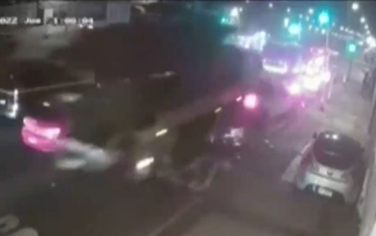 Hay lesionados: Camión arrasó con varios autos y los arrastró por más de 100 metros en Antofagasta