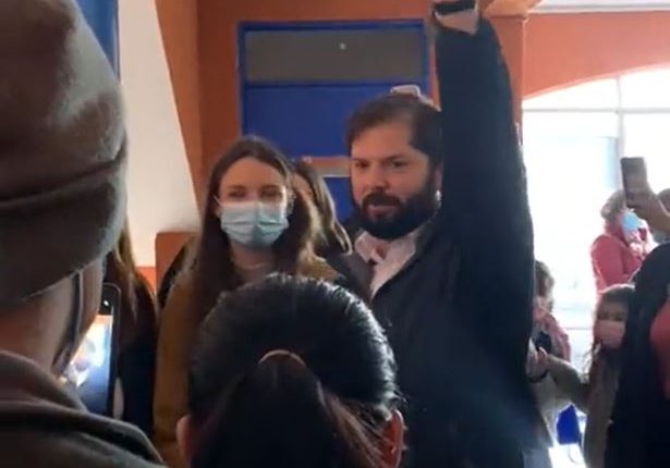 Pdte. Boric a escolares en visita a colegio: 