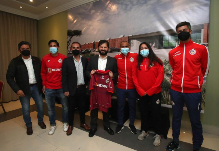 Suazo y Fernández le regalaron al presidente Boric la camiseta de La Serena en su paso por la IV Región