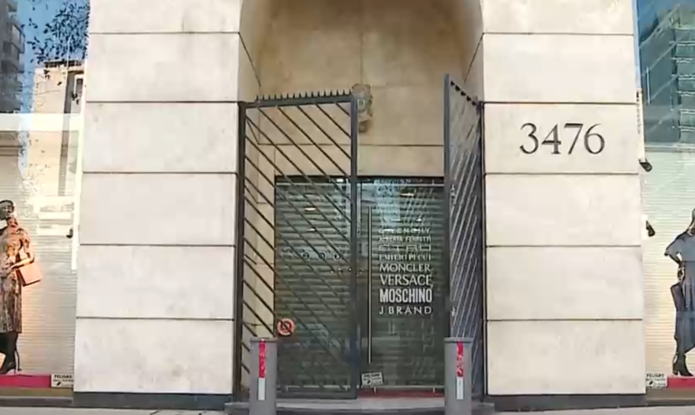 Tienda de ropa de lujo sufre robo de $400 millones en Las Condes: Sujetos intimidaron a propietaria y vendedores