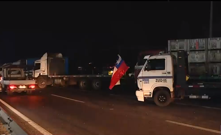 Camioneros cortan parcialmente pistas en la Ruta 5 Sur