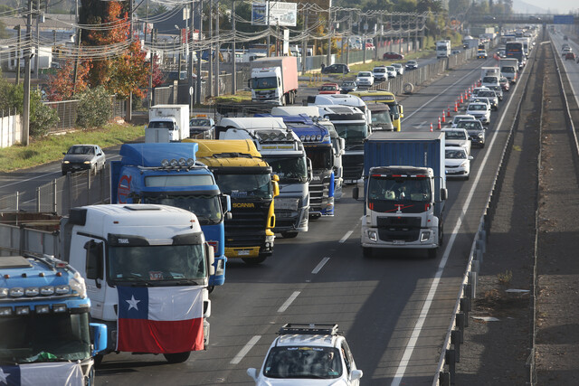 Manifestaciones de camioneros mantienen el tránsito lento en Ruta 5 Sur