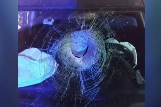 Chocó tras recibir pedrada en autopista y resultó con fractura lumbar: También robaron su billetera