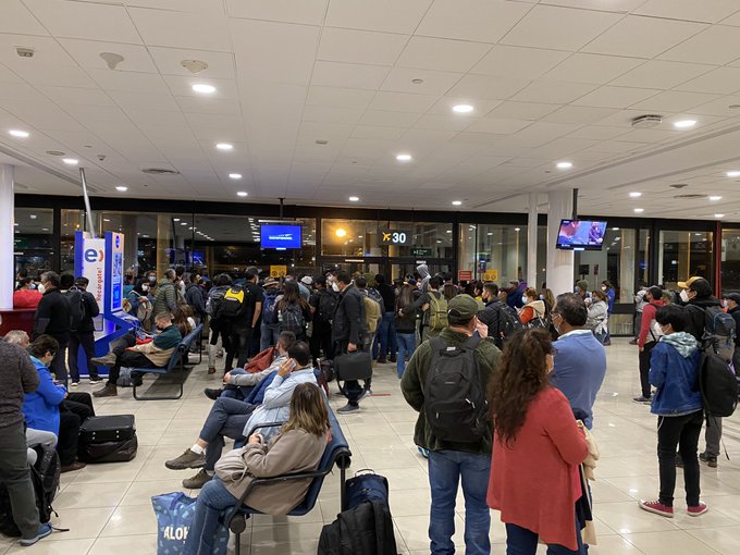 Reportan manifestación de pasajeros en losa del Aeropuerto de Santiago