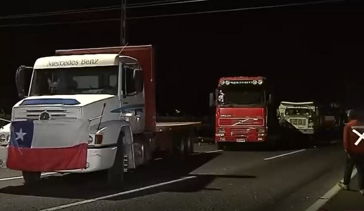 Camioneros nuevamente cortan pistas en Ruta 5 Sur: Exigen mayor seguridad y reclaman por precio del TAG