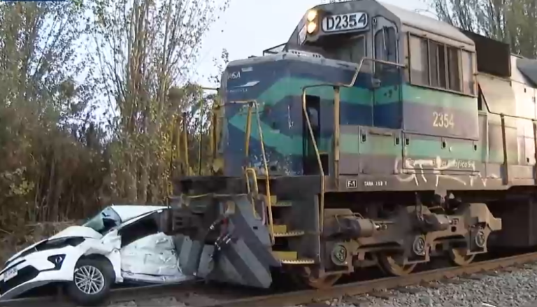 Fatal accidente: Tren de carga arrastró por al menos 100 metros a un auto en Maipú