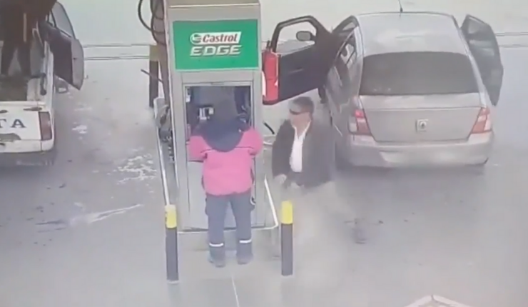 Registran momento en que cliente le propina un brutal cabezazo a trabajador de bencinera