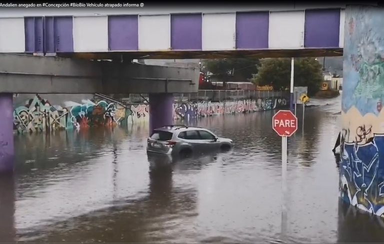 Estragos en Concepción por lluvias: Calles anegadas y vehículos atrapados