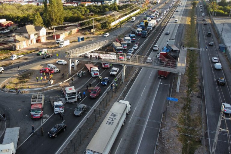 Camioneros despejarán Ruta 5 en Paine y tildan como 