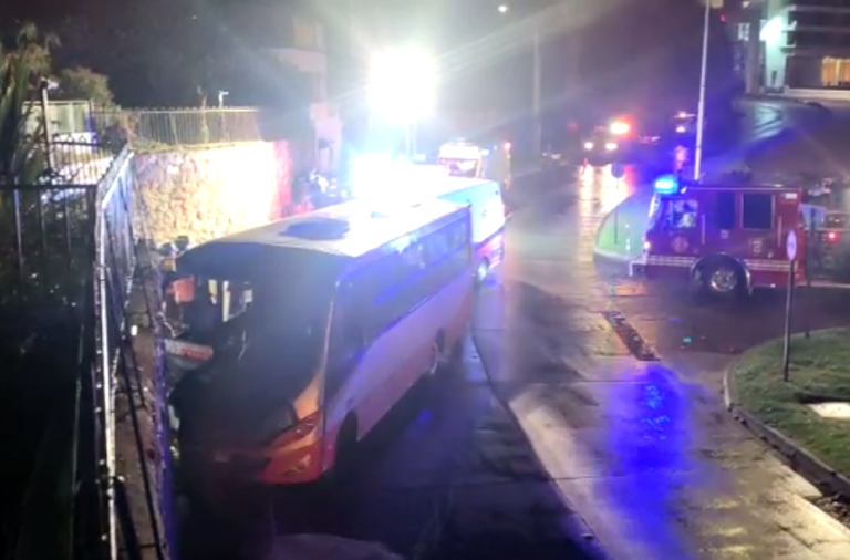 Sistema frontal: Micro chocó a alta velocidad contra un muro en Viña Del Mar y dejó 15 lesionados