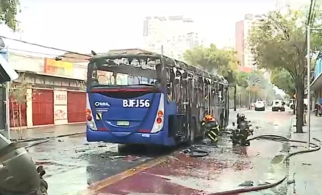 Bus fue quemado cerca del Liceo Barros Borgoño tras manifestación de estudiantes