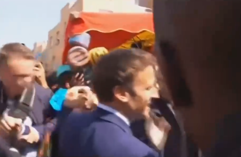 Emmanuel Macron visitó mercado cerca de Paris y le lanzaron tomates cherry