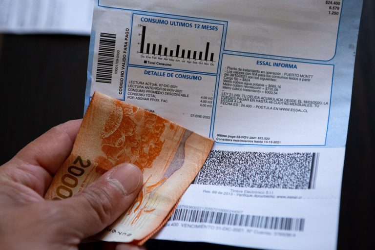 Mujer recibió cuenta de agua de $1 millón en Rancagua: 