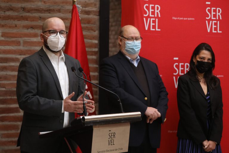 Jackson aseguró estar comprometido con prescindencia en el plebiscito y Servel descartó campaña del Ejecutivo