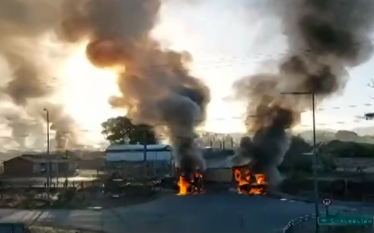 Encapuchados quemaron cerca de 30 camiones en nuevo ataque en el Biobío