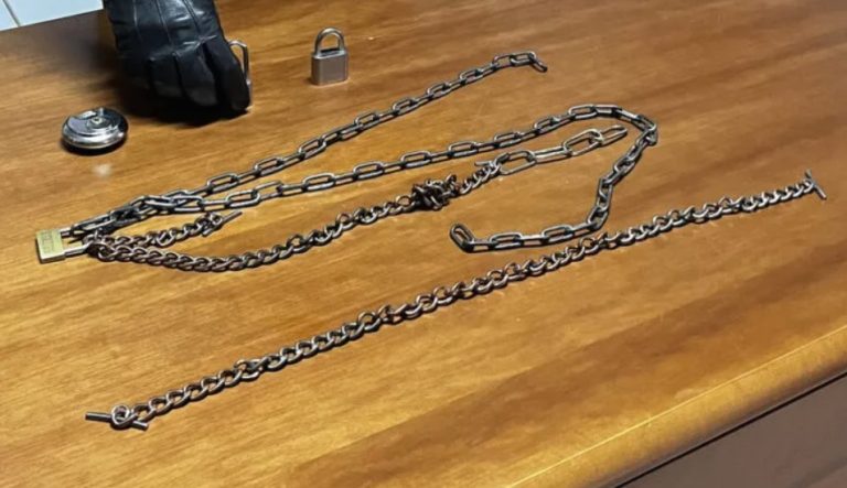 Detienen a mujer por encerrar y encadenar a su hija durante tres años en Italia