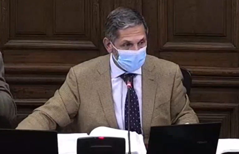 Secretario de la CC sufre impasse con micrófono abierto: 