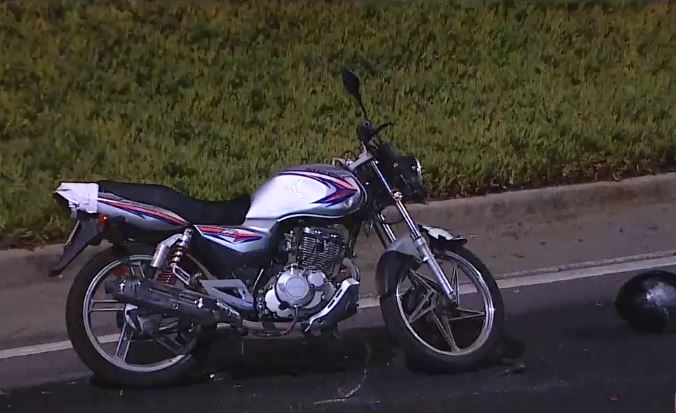 Mujer fue amenazada con armas de fuego en encerrona: Al huir atropelló a motociclista que está grave