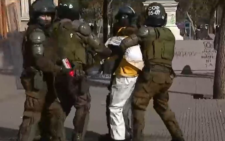 Nueva jornada de protestas y tomas en colegios deja un detenido vestido con overol blanco