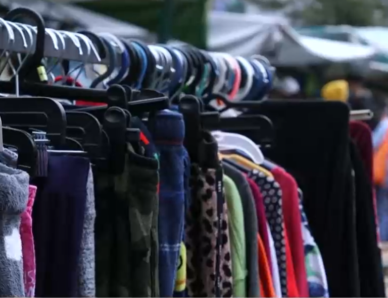 Prendas por $500 o $1.000: El explosivo aumento en la venta de ropa usada