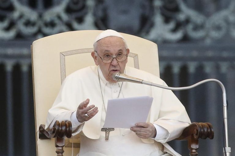 Papa Francisco evidenció sus problemas de salud ante un grupo de fieles: 